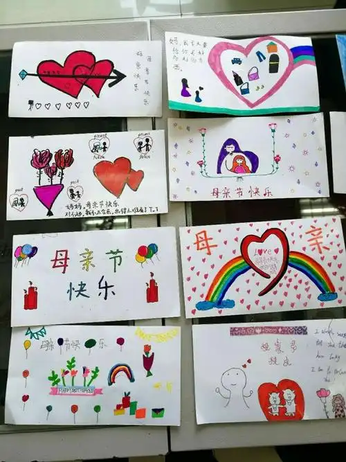 一张张的明信片,是同学们为母亲节准备的.