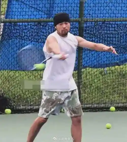 周杰伦婚后一度中年发福胖若两人,还被网友吐槽是"奶茶伦",估计大家都