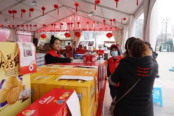 眉山青神:促销费稳增长 青衣年货节好物狂欢购_fororder_年货节现场