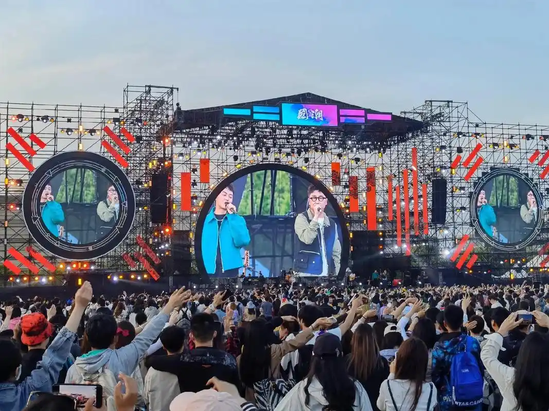 国潮音乐节上的好妹妹,唱了经典的歌,也唱了新歌,这首在屋顶看 - 抖音