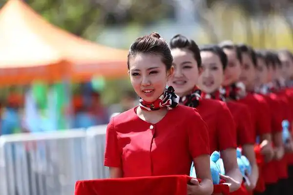 图文:探秘全运颁奖礼仪小姐 排成一排