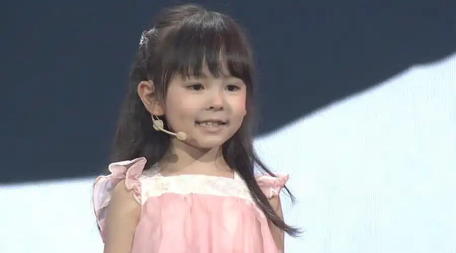 小演员演唱童声版国际歌#《1921》剧组中最小的演员王弋萱早前在