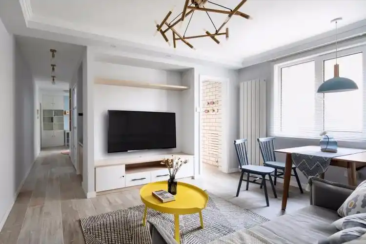 内凹嵌入墙面式影视墙造型效果图 电视墙两侧分别是走廊过道和卧室门