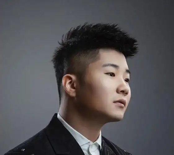 白小白低调炫富18亿的人听过他的歌曲小白真牛