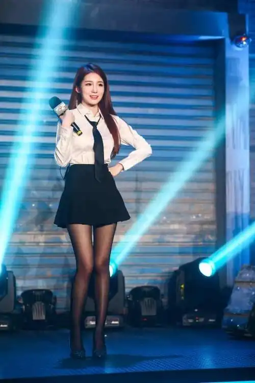 比rita余霜还美?电竞圈又一位美女解说,网友被惊艳了