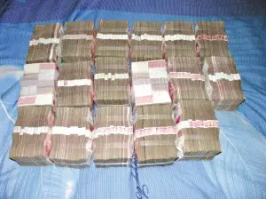 蒙面劫匪抢走300万 携女伴酒店狂欢被擒