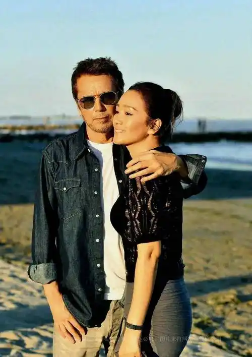 巩俐和老公海边秀恩爱,小码包臀裙是他的最爱,巩俐显露真实身材