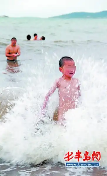 到开发区金沙滩景区游玩的河北游客孟女士一家人在海边经历了生离死别
