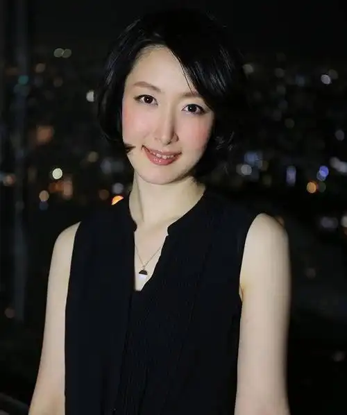 快手里这个女的跟我图二的女的是一个人吗,求大神辨认一下.