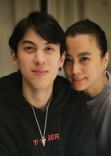 当单亲妈妈多年,57岁李玲玉皱纹已经藏不住,混血儿子撞脸吴磊_爱情