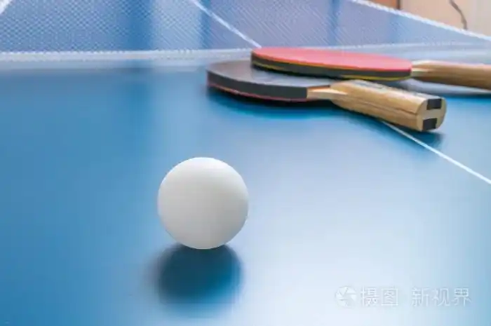 白球乒乓球或木制的桌子上的乒乓球