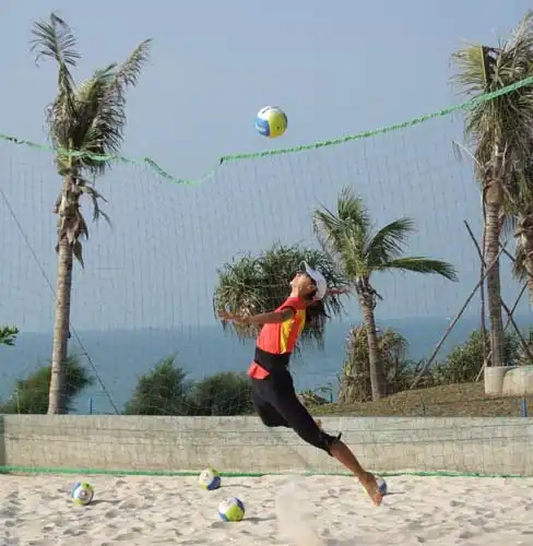 女队员大力跳发球