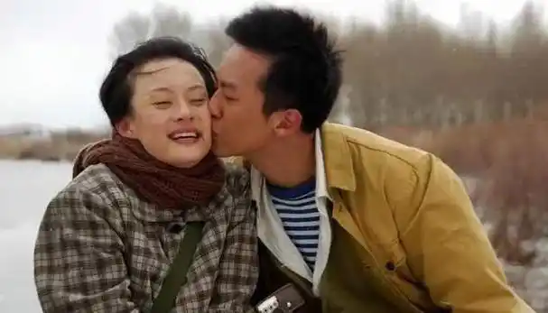 因为一部戏郝蕾被分手,她说邓超也是受害者,我们当时都是小孩子