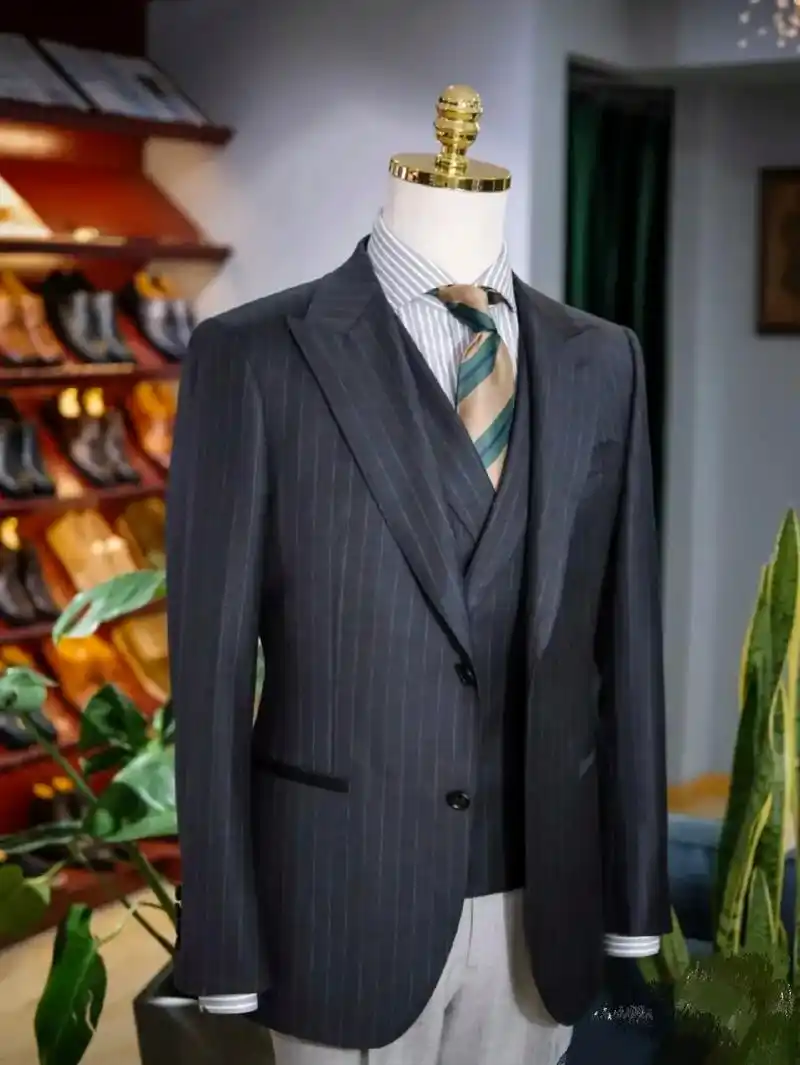 灰色条纹西装立体感十足,一直是男士衣 - 抖音