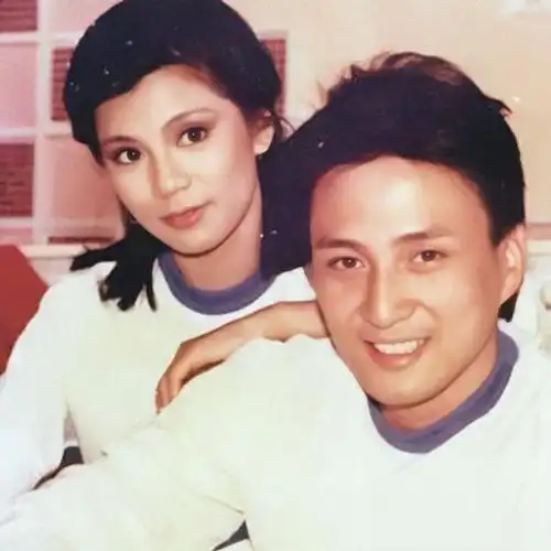 红颜薄命翁美玲自杀已有36年影迷重回墓地纪念布置雅洁温馨