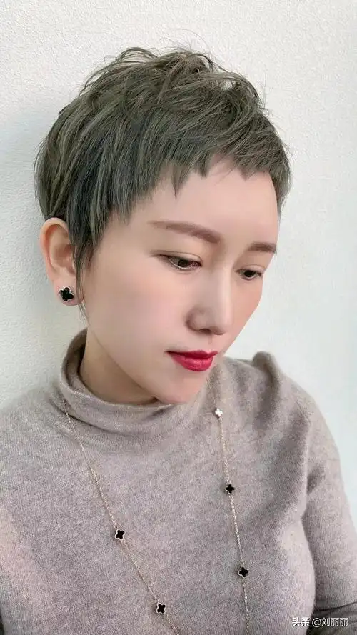 刚刚看了温柔洋气的卷短发,接下来咱们看看直短发,直短发既可以表现出