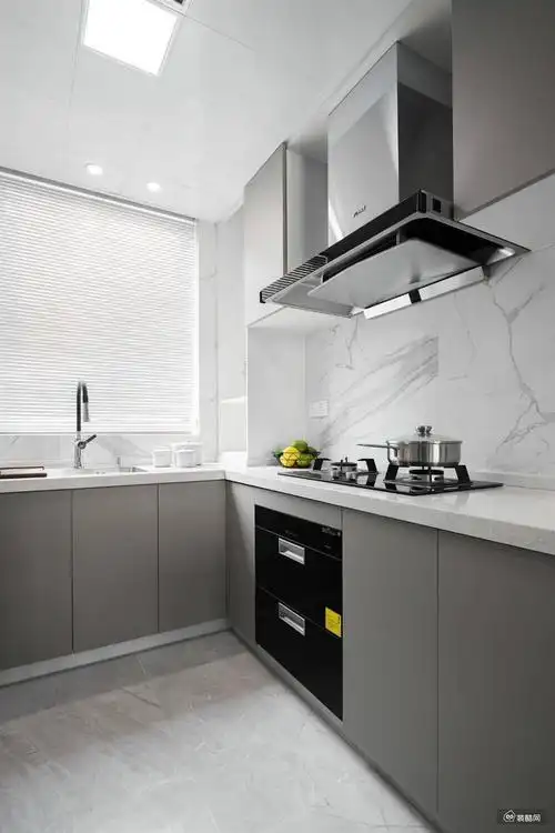 在橱柜颜色上选了浅灰色的柜体,白色的台面,整个感觉看上去是简洁大方