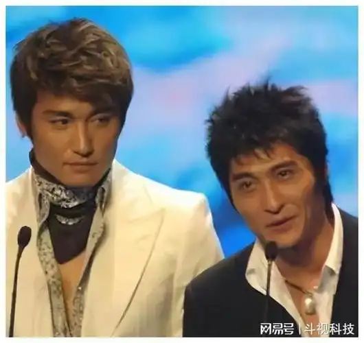 娱乐圈4对亲兄弟差距大,明明一娘所生,却一个深情一个花名在外|胡兵