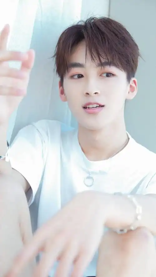 歌手何洛洛,本名徐一宁,男子演唱组合r1se成员