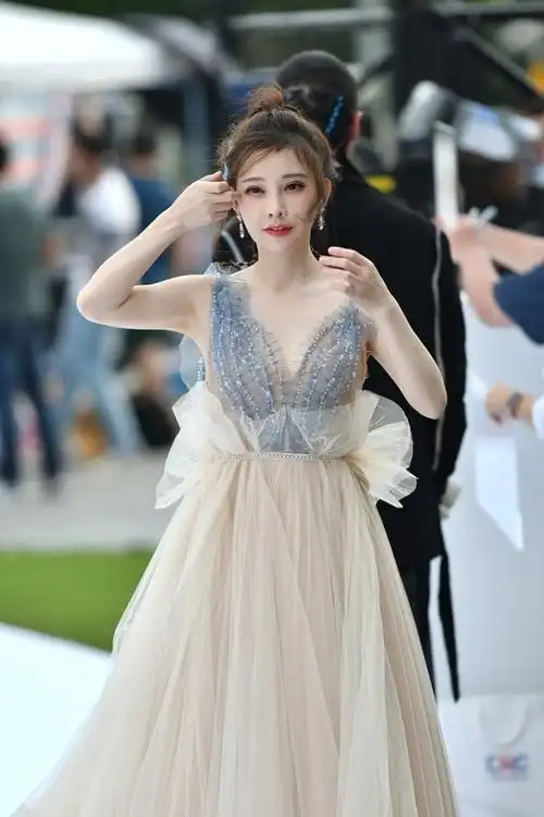 冯提莫虽然个子不高,但身材还挺好的,一袭轻纱礼服