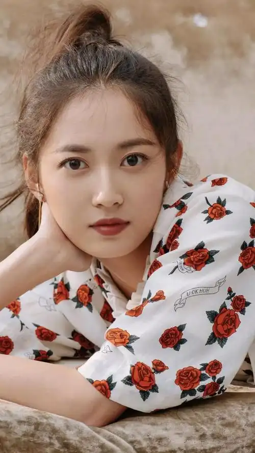 陈钰琪真的是太美了白色透视裙仙露好身材眼神藏着星辰大海