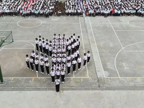 每期举行篮球赛,排球赛,方阵比赛,体操比赛,跳绳比赛,队形队列比赛