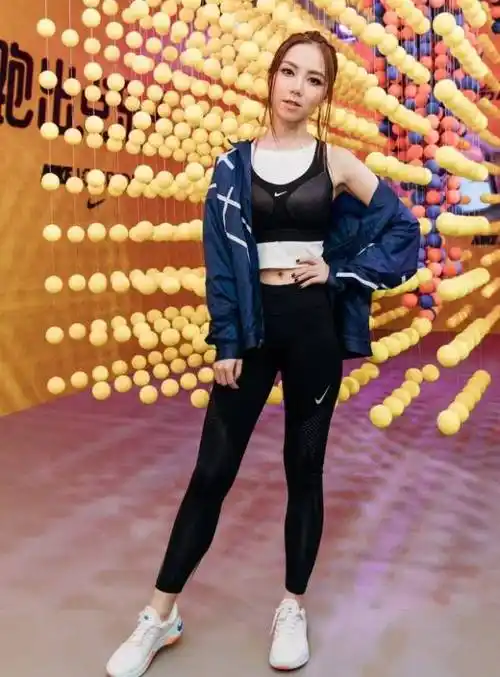 老天终于公平一次,当邓紫棋穿上无痕裤后,这真实腿型让女生崩溃