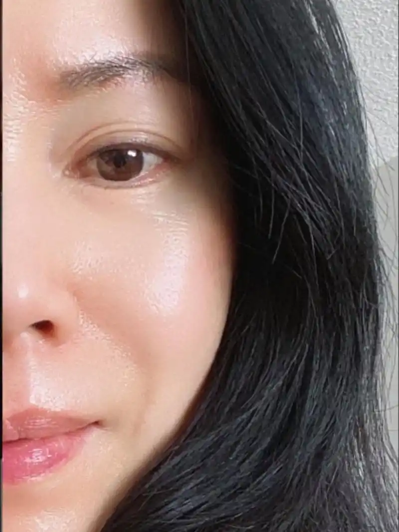 50岁阿姨素颜照来了 早上刚刚做完皮肤护理给自己来张自拍照,全素颜