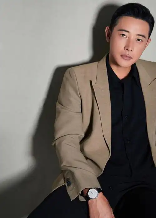 好久不见罗晋又帅了穿上一套西装梳一个背头气质满分