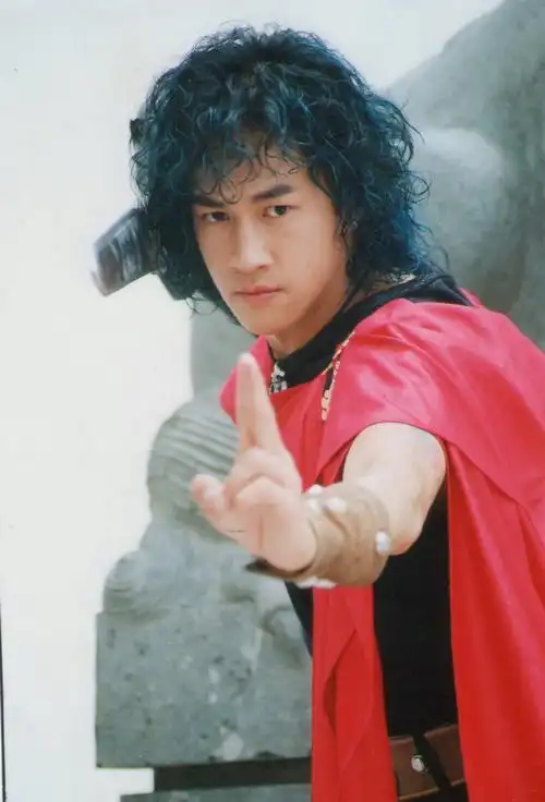 接下来一部《风云》让何润东一举成名,剧中饰演的步惊云威武霸气,深沉