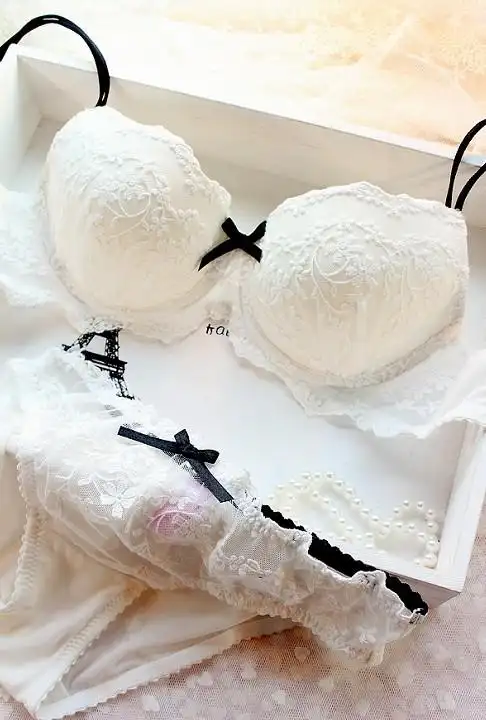 法国原单甜美刺绣蕾丝性感 女士白色聚拢加厚文胸内衣套装#9073