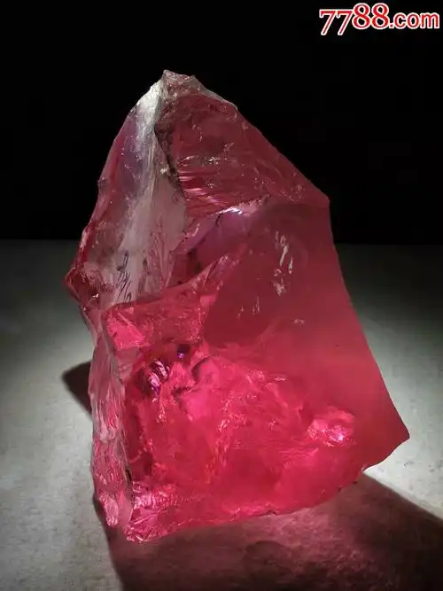 天然红宝石原石.石质细腻通透,色彩艳丽,包浆浓厚,保存完好