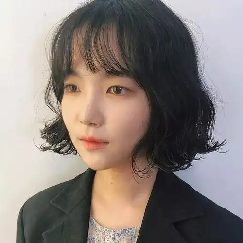 中短发卷发比直发多了一些时尚感,搭配空气刘海,就是个人见人爱的小姐