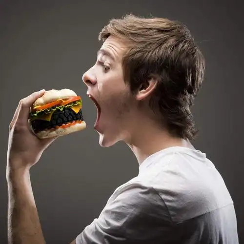 西方人,一个人,站,吃,方图,室内,白天,侧面,t恤衫,烹饪,西餐,餐桌