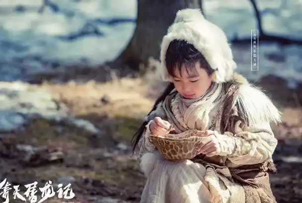 张无忌童年和少年换了演员,但长得太像了,和小周芷若也有cp感