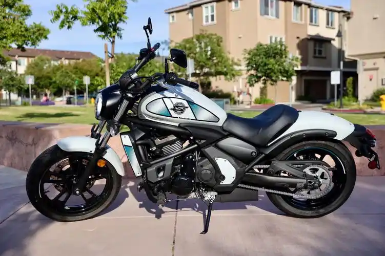 十分难得,三辆同款不同色的川崎 vulcan s,一起开出去还是挺神气的