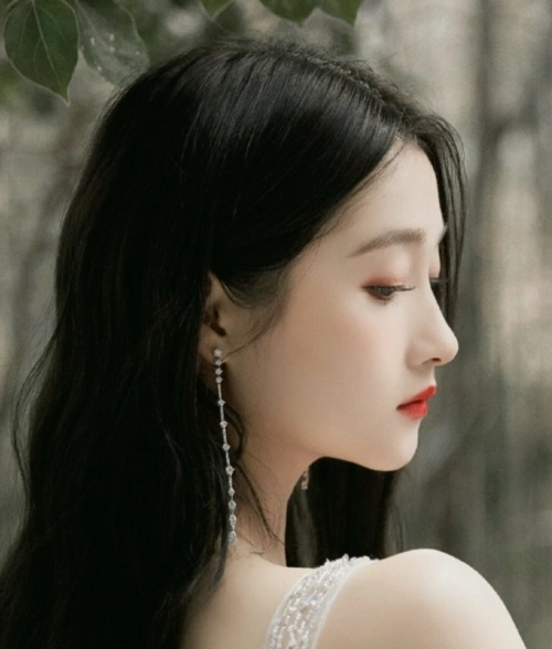 也是让她的口碑好了很多,看图中就是这个女生的侧脸照了,披着长发