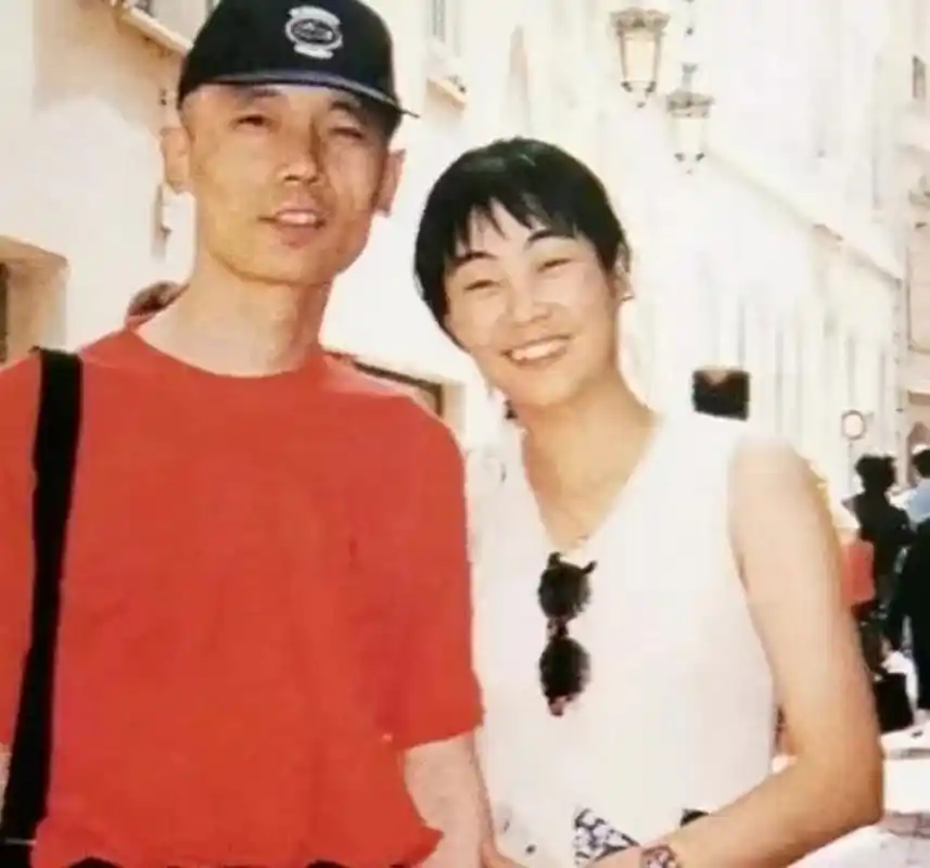 1995年,葛优听了妻子贺聪的话,拿出全部存款——350万,一口气在北京