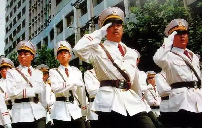 "看,这是80年代的成都,在路口执勤的交警,要站在一个高高的安全台上