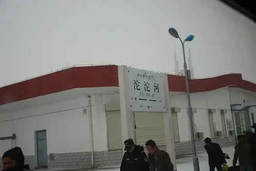 沱沱河站位于中国青海省海西州格尔木市唐古拉山乡,海拔4547米,于2006