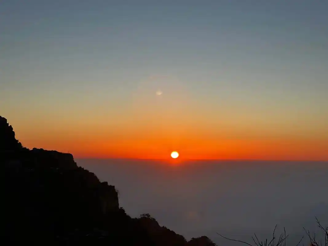 儿子拍到的泰山日出,趁着年轻去所有想去的地方吧!#总有日出和 - 抖音