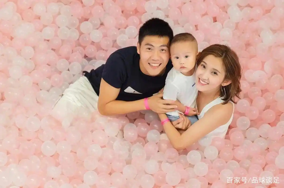 29岁前国脚自由身加盟泰达,他号称"中国佩佩",妻子是美女学霸