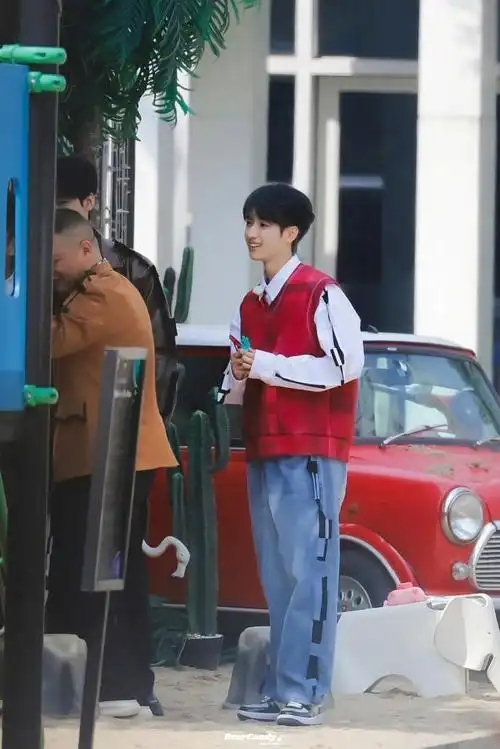 严浩翔凌晨到达机场饭拍路透96 灰色马甲77卫衣搭配超酷!