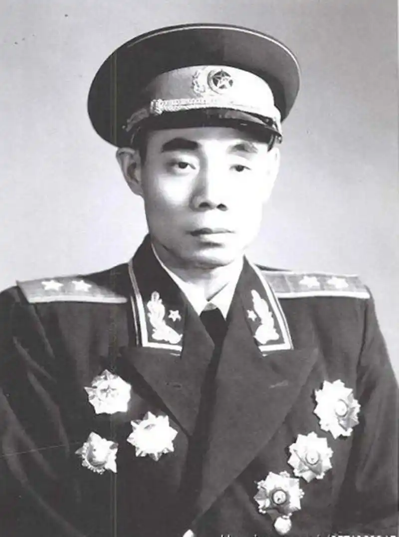 51年伟人宴请志愿军4名军长,一把将39军军长拉住:坐我身边来