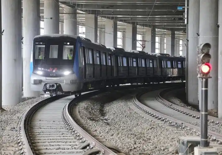 7月3日,北京地铁17号线列车驶入北段歇甲村车辆段.