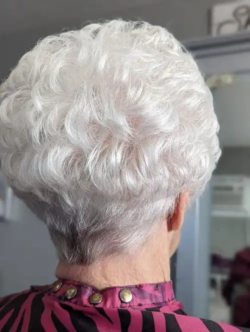 女人上了年纪头发花白发型就选短发全头烫蓬松时尚显发量