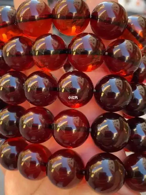 酒红透亮的血珀手串