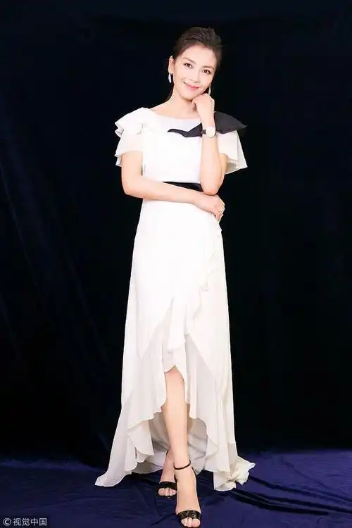 刘涛白色荷叶边开叉礼服裙漆皮凉鞋 甜美俏丽