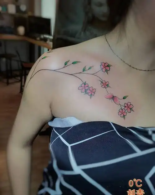 胸花纹身图片_胸部纹身图案
