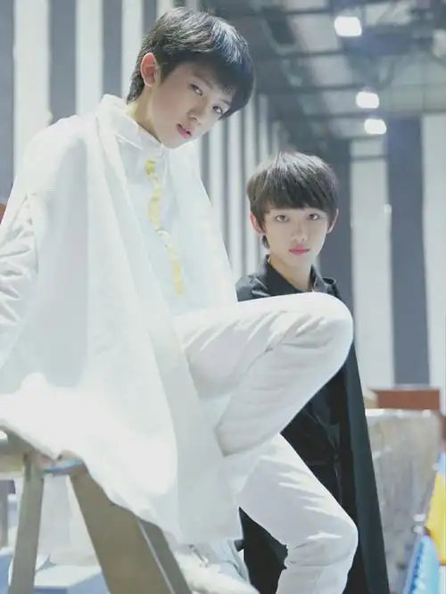 当然啊,我是你谁" "那…你还记得…" "当然记得"黄其淋低头看着丁程鑫